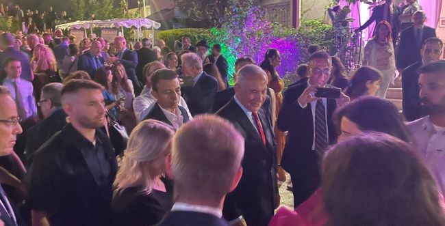 בני הזוג נתניהו עם שקד. שימוש לפי סעיף 27א