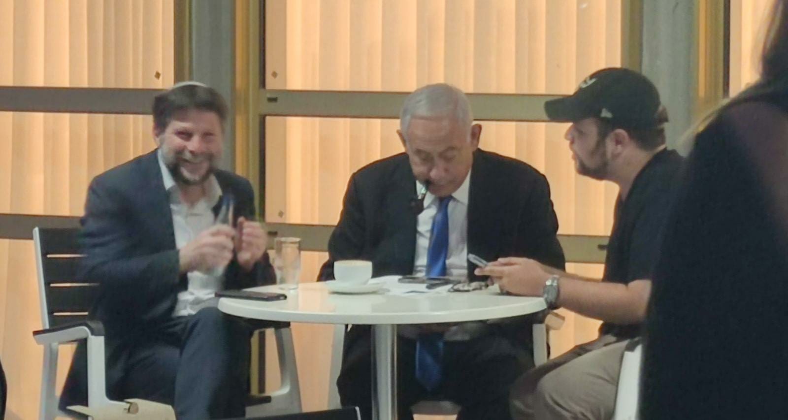 נדיר: נתניהו צולם בפוזה אותה נהג להסתיר במשך שנים