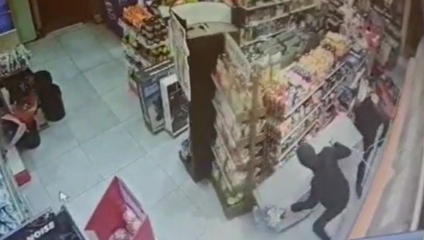 רעולי פנים פרצו לתחנת דלק בדרום ועקרו את הכספומט | תיעוד