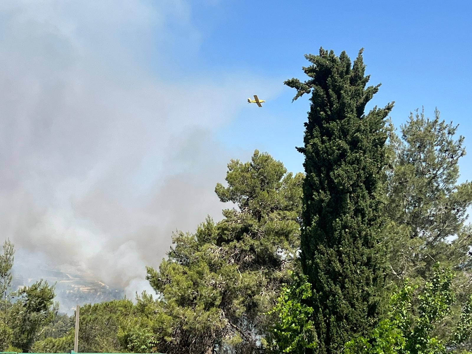 כוחות כיבוי ומטוסים פועלים בשריפה בהרי ירושלים
