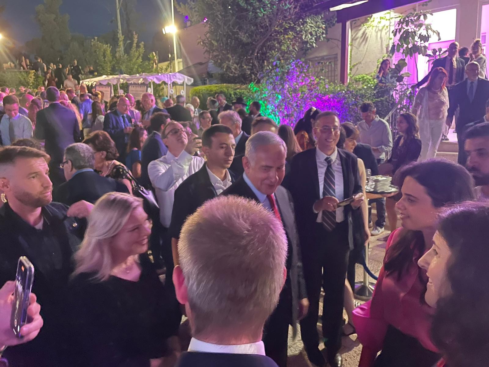 אחרי נתק של שנים: שרה נתניהו ואיילת שקד לוחצות ידיים