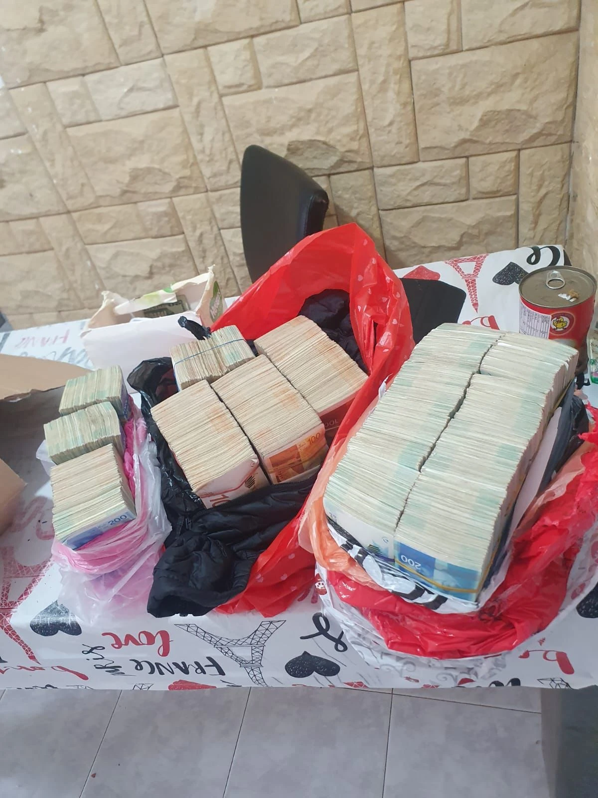 מיליון וחצי ש"ח הוסלקו בפיר מזגן ובמקומות מסתור | תיעוד