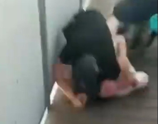 סרטון חריג שהופץ: רוכבת אופנים פגעה בשוטר – שעצר אותה באלימות | צפו