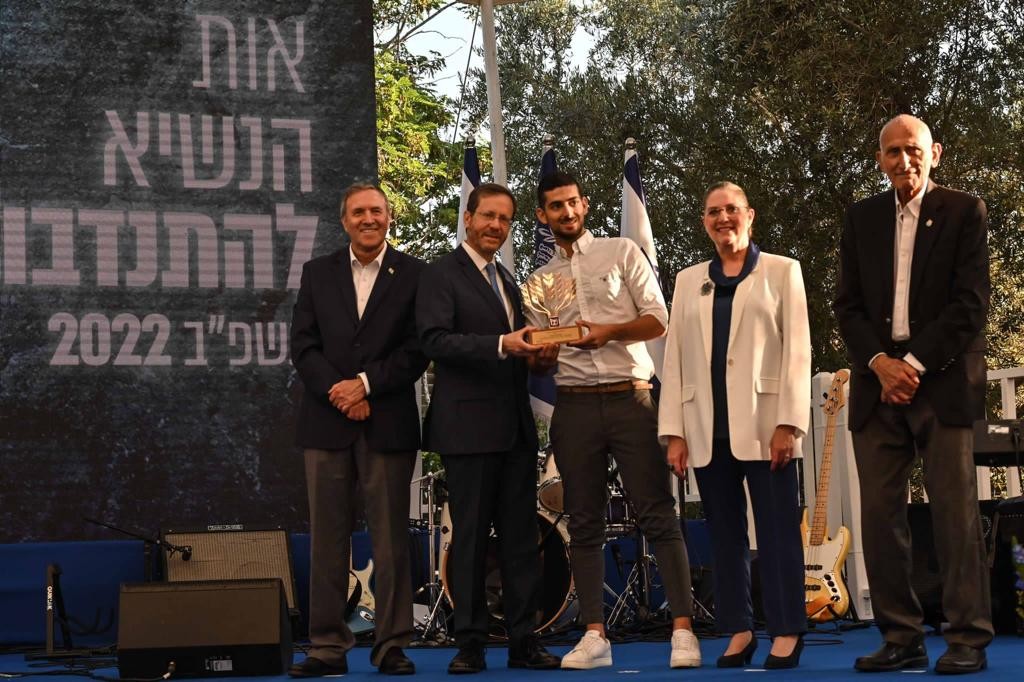 נציגי התכנית מקבלים את האות מהנשיא ורעייתו. צילום: דוברות יוצאים לשינוי