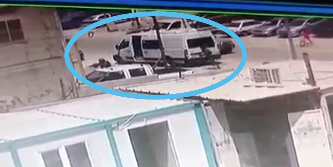 המסתערבים יוצאים במהירות מהרכב ופושטים על החנות | צפו