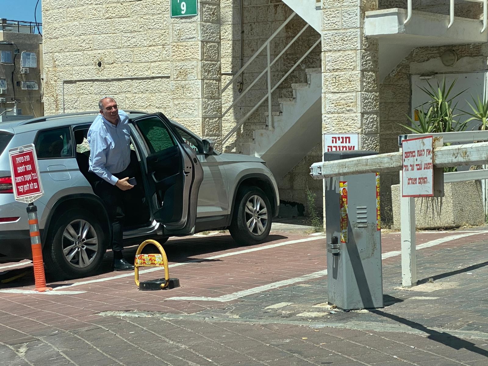 ח"כ אורבך נכנס לפגישה עם גפני. צילום: ישראל כהן