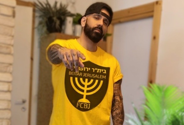 "קורא לפוליטיקאים ולמפורסמים שידעו לרכב על הקבוצה להציל אותה מפירוק"