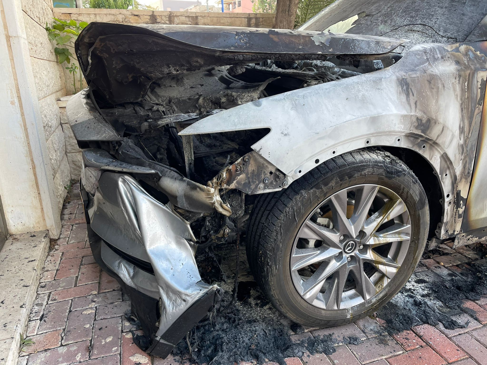 שפכו חומר דליק, הציתו ונמלטו: חשודים שרפו רכב בדיר חנא