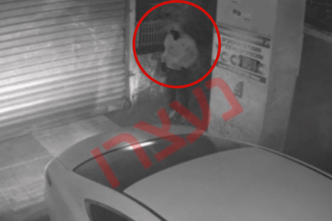 מנגחים את תריס החנות, פורצים ושודדים סחורה יקרה | תיעוד