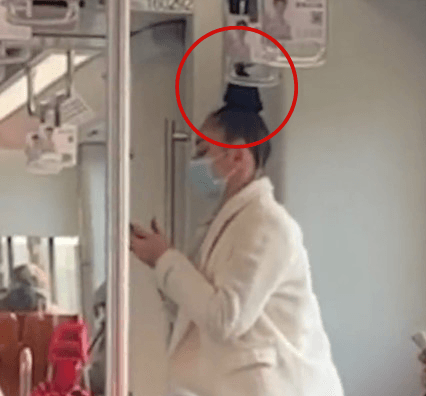 כזה עוד לא ראיתם: אישה תולה את עצמה ברכבת באמצעות השיער שלה