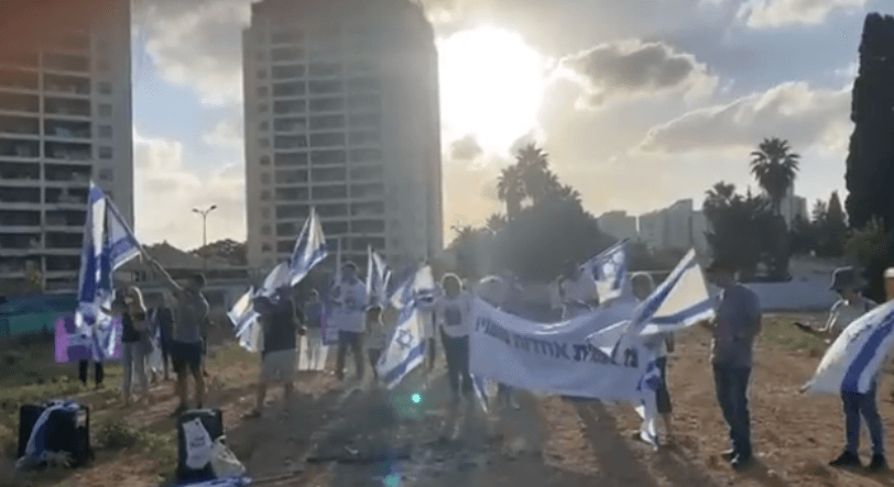 תומכי הממשלה יצאו להפגין - וקרעו את הרשת מצחוק | צפו