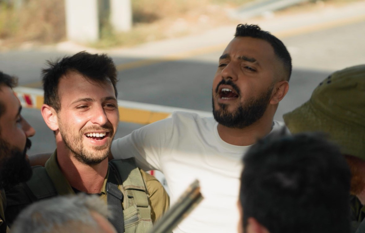 איתי לוי והחיילים. צילום מסך מתוך סרטון, דו"צ
