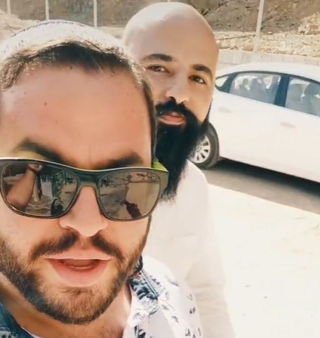 אבי גולד וחברו המוסלמי. צילומסך מתוך חשבון הטיקטוק שלו