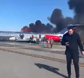 אימה לאחר הנחיתה: המטוס החליק על הקרקע ועלה בלהבות | תיעוד