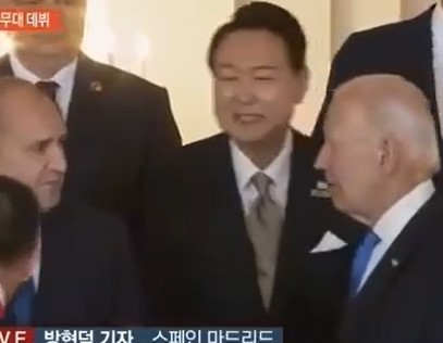 מבחינת ביידן אתה אוויר: נשיא דרום קוריאה הובך קשות | תיעוד