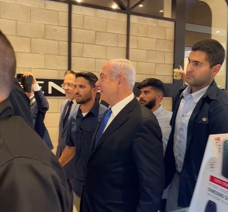 נתניהו יצא לרחוב - העוברים ושבים לא נשארו אדישים | צפו
