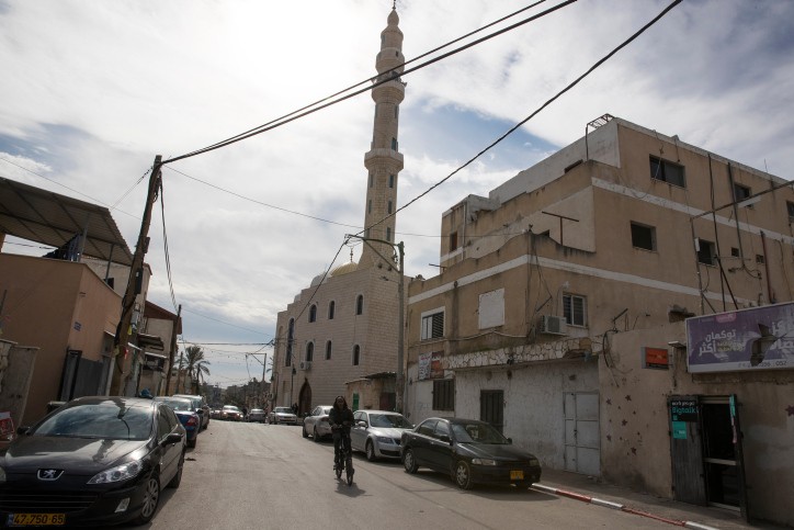 אקדח הוסלק בחדר שינה בדירת מגורים בג'סר א-זרקא, החשוד נעצר