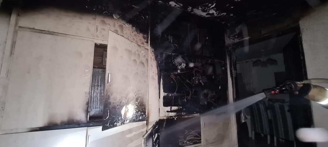 יבנה: תשעה נפגעים משאיפת עשן בשריפה בבניין