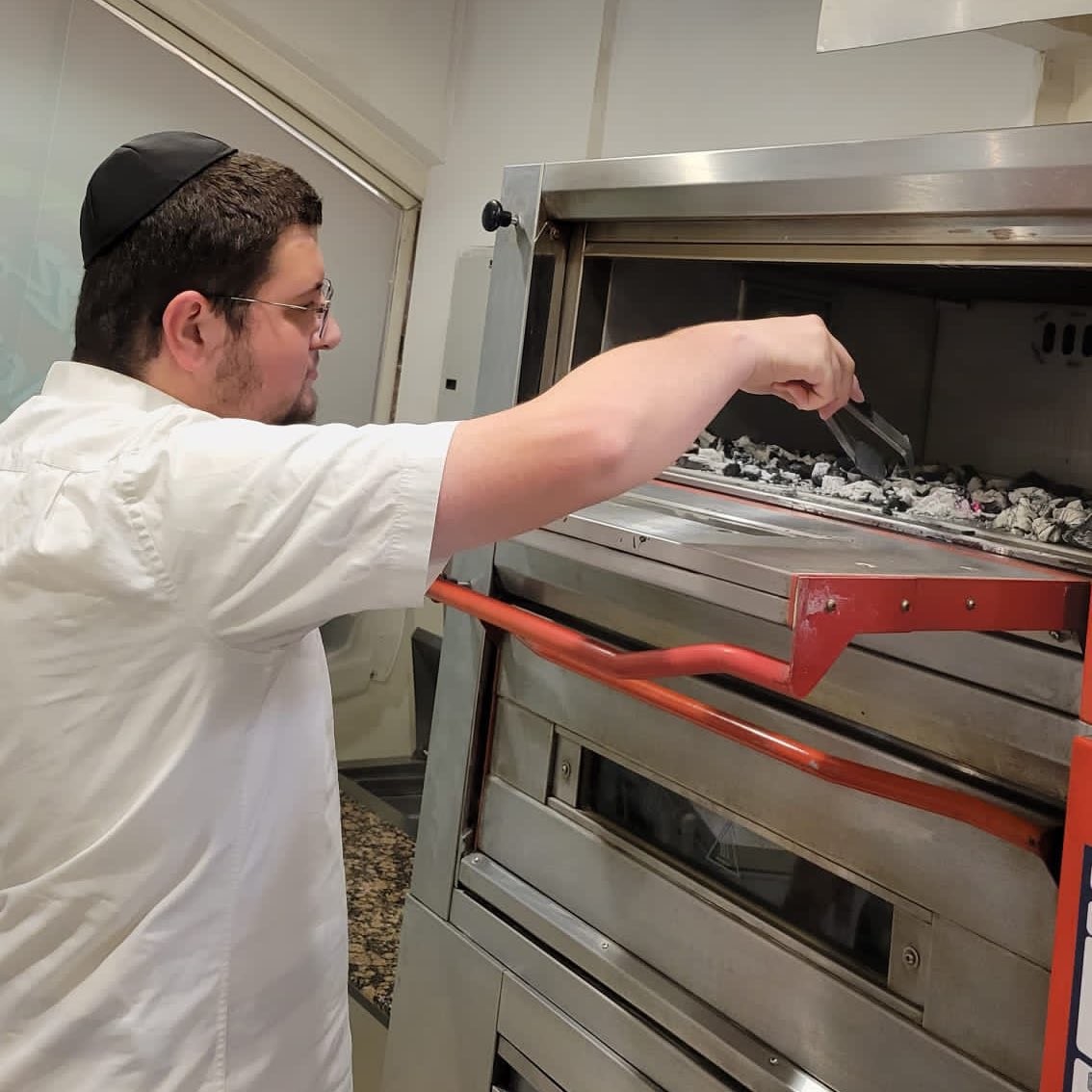 פיצה ביבי באמירויות. קרדיט: בית חב"ד אמירויות