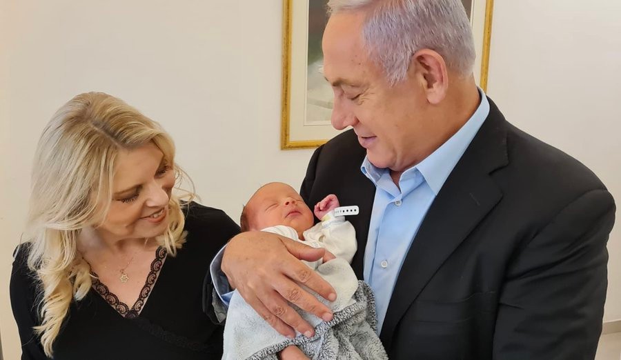 נתניהו מציג תמונה עם הנכד הטרי - וחושף את השם שניתן בברית