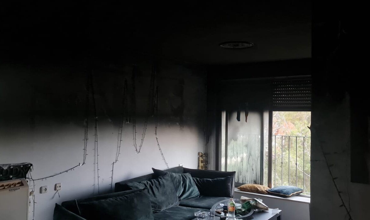 שריפה פרצה בדירה בחיפה: אין נפגעים - נזק רב נגרם למקום