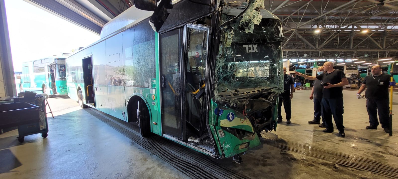 רגע מאסון: איבד שליטה, סטה ופגע ברכוש ובעובדים | תיעוד