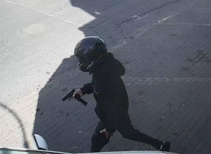 נכנס לחנות חמוש, ירה לעבר הקורבן - ופצע אותו באורח אנוש