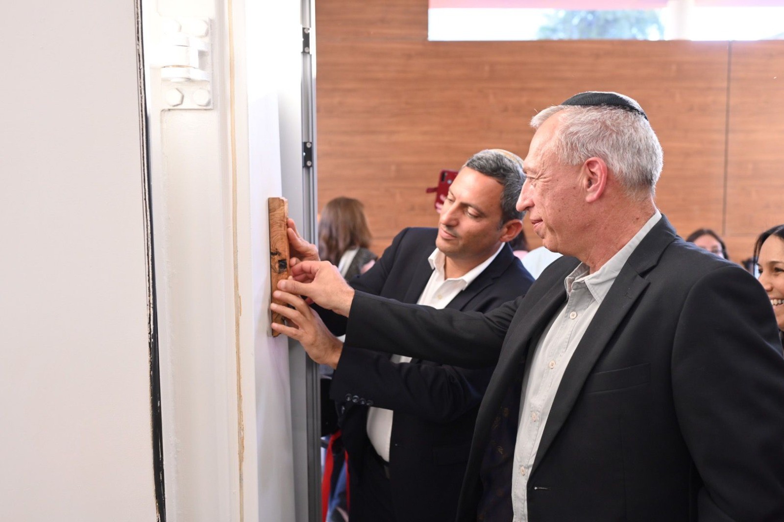 תיעוד: מדוע מנכ"ל משרד הבריאות פרופ' נחמן אש איננו עוטה מסכה?
