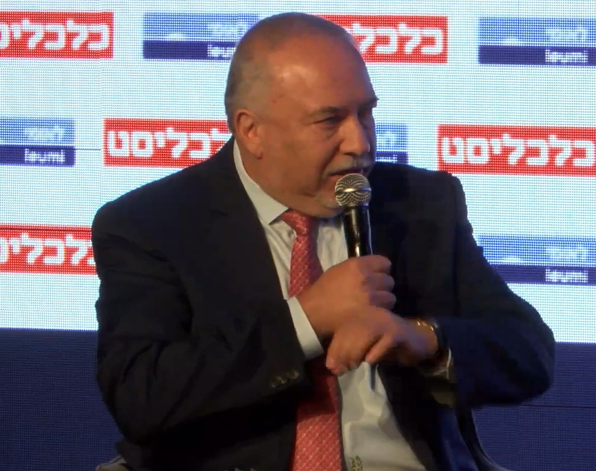 ליברמן בוועידת כלכליסט. מתוך דף הפייסבוק של ליברמן.