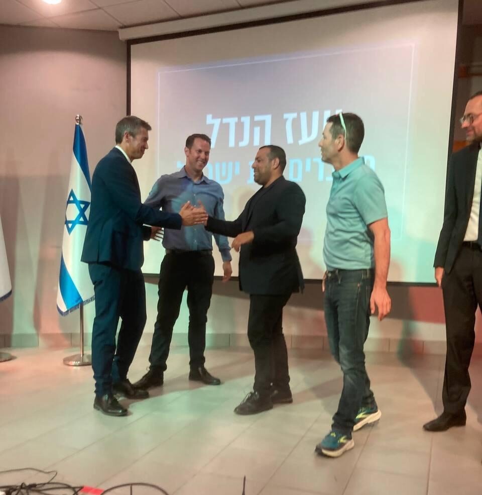 האורח המפתיע בכנס של הנדל והרמיזה רבת המשמעות