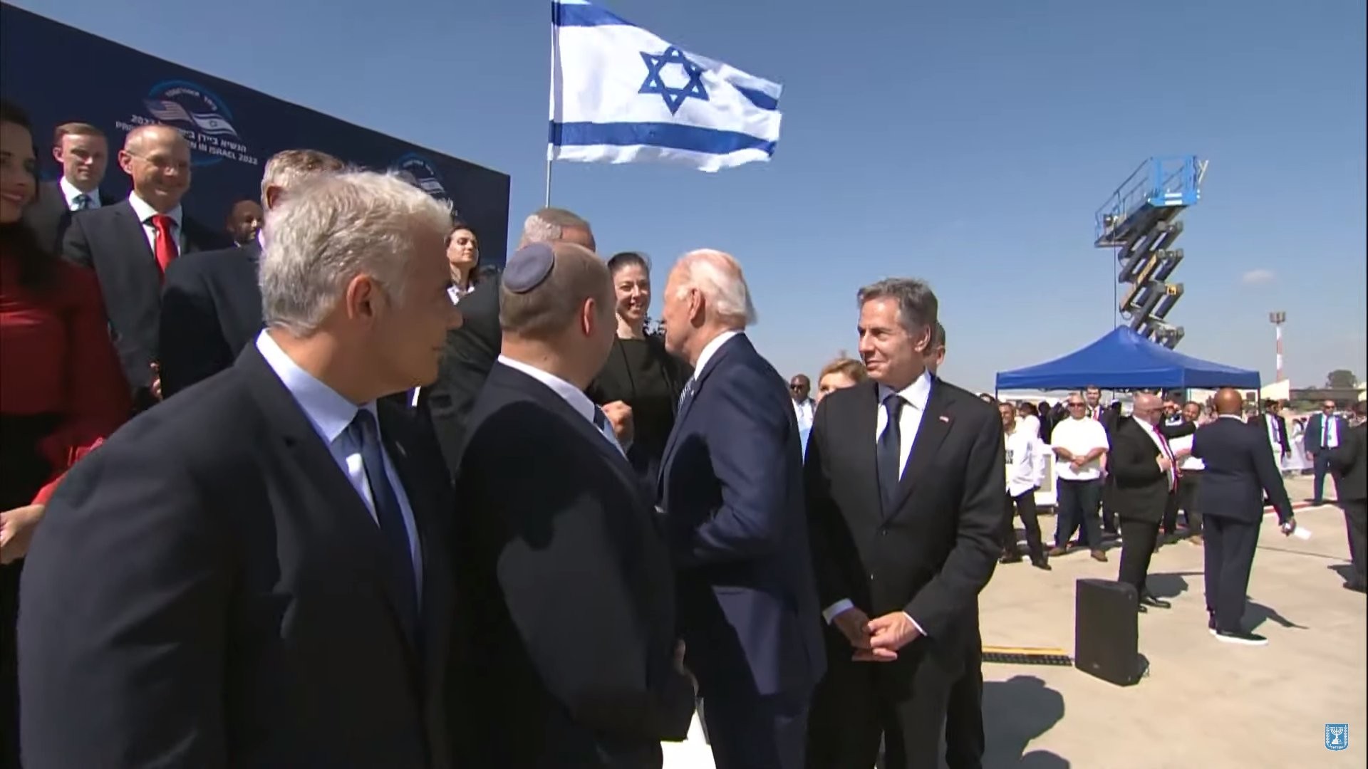 הנשיא ביידן לוחץ בחמימות את ידו של נתניהו.