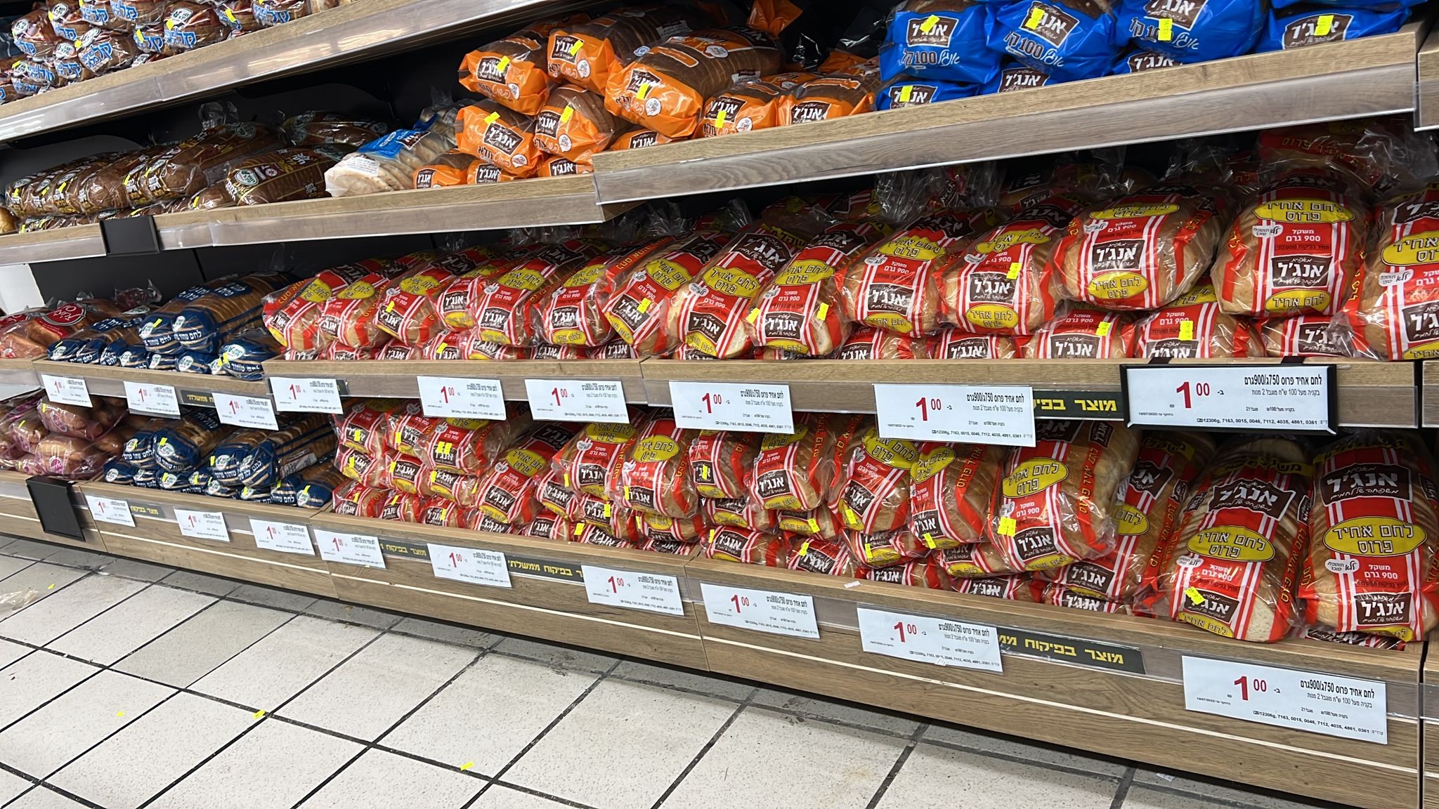 לחם בשקל אחד בלבד במחסני השוק. צילום: יח"צ