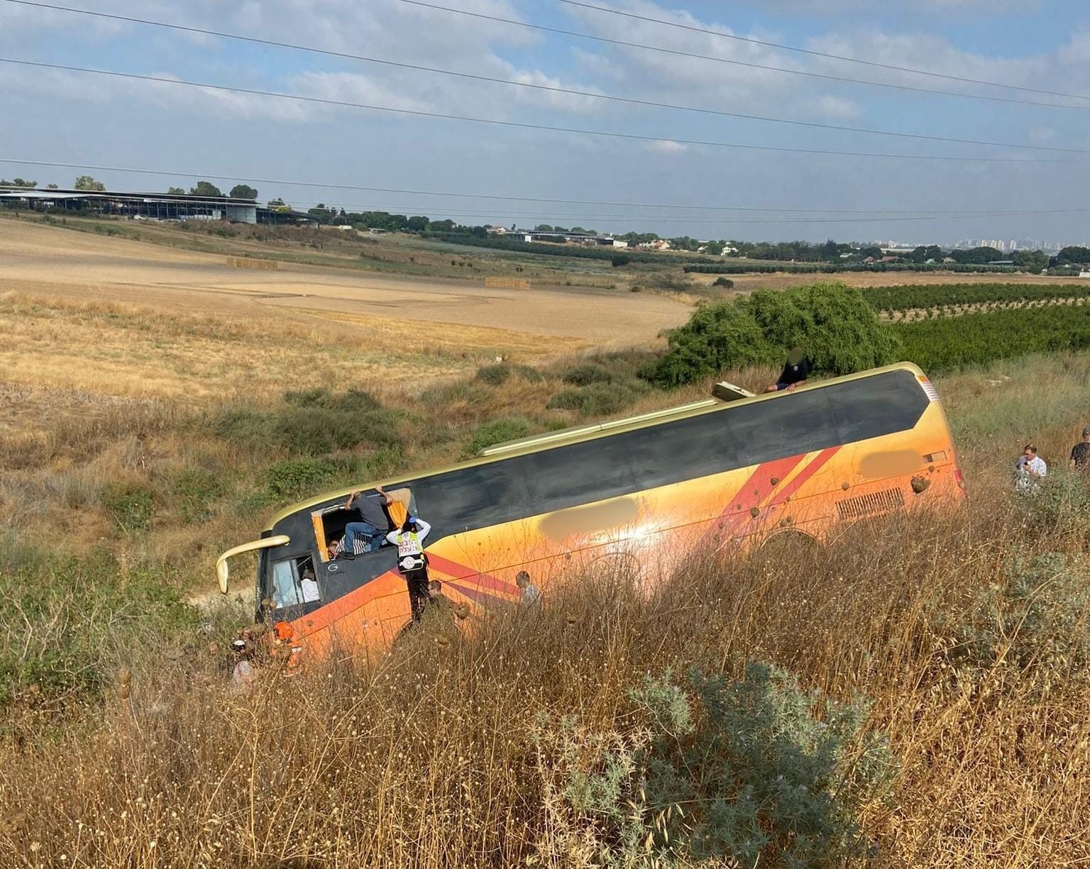 30 לכודים באוטובוס שהדרדר לשדה בכביש 1 - כולם בהכרה מלאה