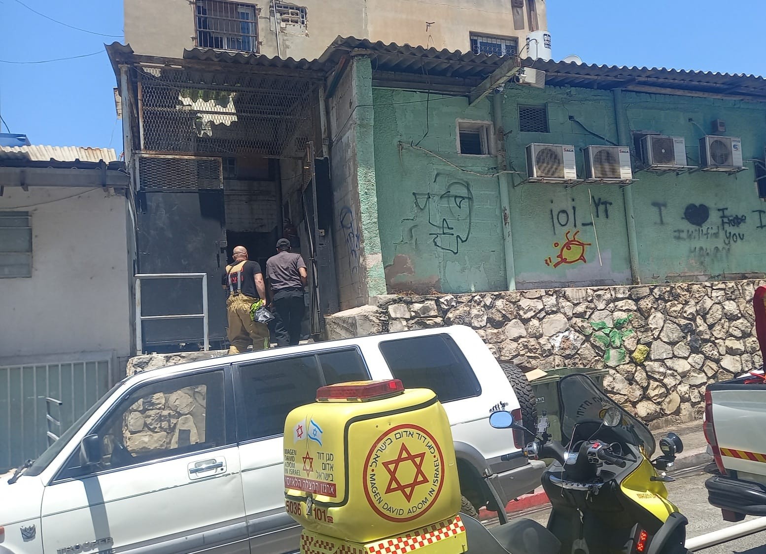תל אביב: בן 30 במצב קשה לאחר שקפץ מגג שנשבר כתוצאה משריפה
