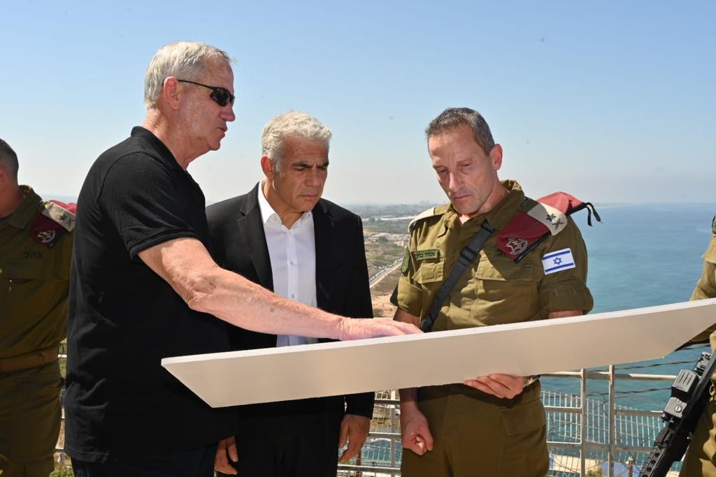 גנץ ולפיד במסר לחיזבאללה: "ניסיון לפגוע בנו - טעות חמורה"