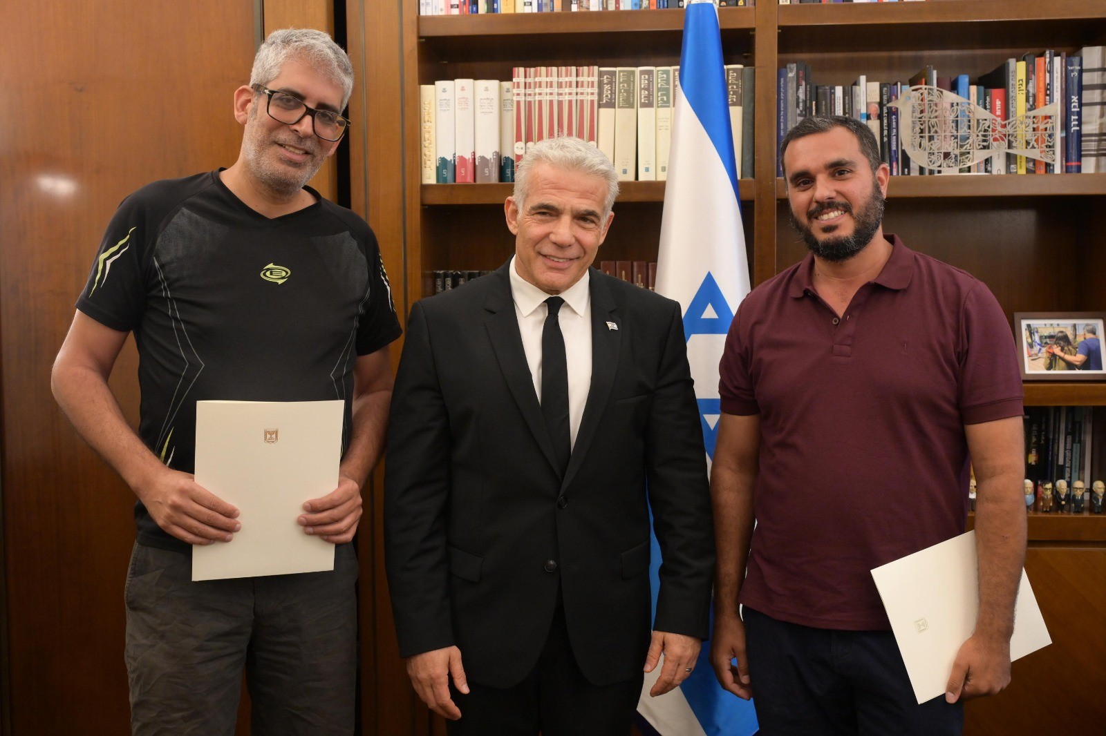 רה"מ לפיד נפגש עם האזרחים שניטרלו אתמול את המחבל ברמות