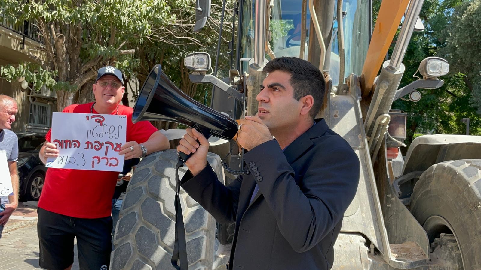 הפגנה סוערת: הליכודניקים הגיעו עם שופל לבית של אהרון ברק
