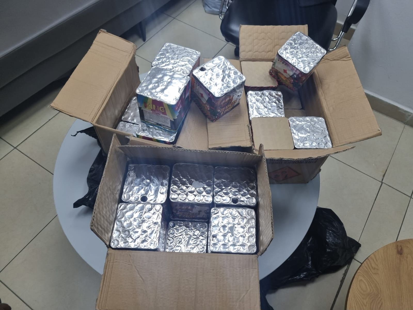 עשרות הזיקוקים שנתפסו. צילום: דוברות המשטרה.