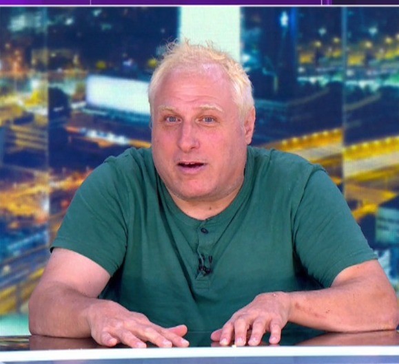 הסטנדאפיסט דדי גל מופיע בכסא גלגלים וצוחק על המוגבלות שלו