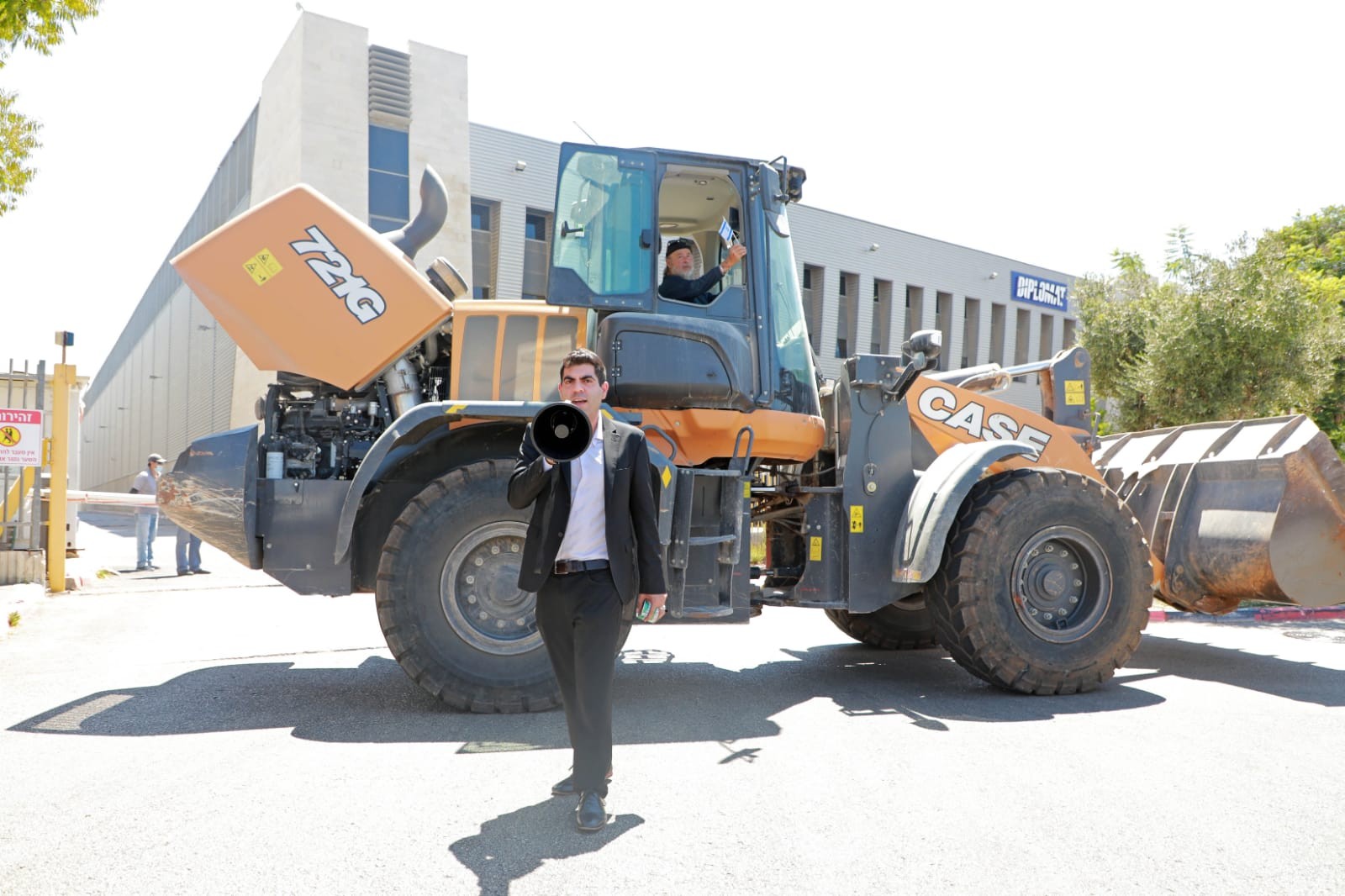 השופלים חסמו את הכניסה לבניין "דיפלומט": "להילחם בחזירות"