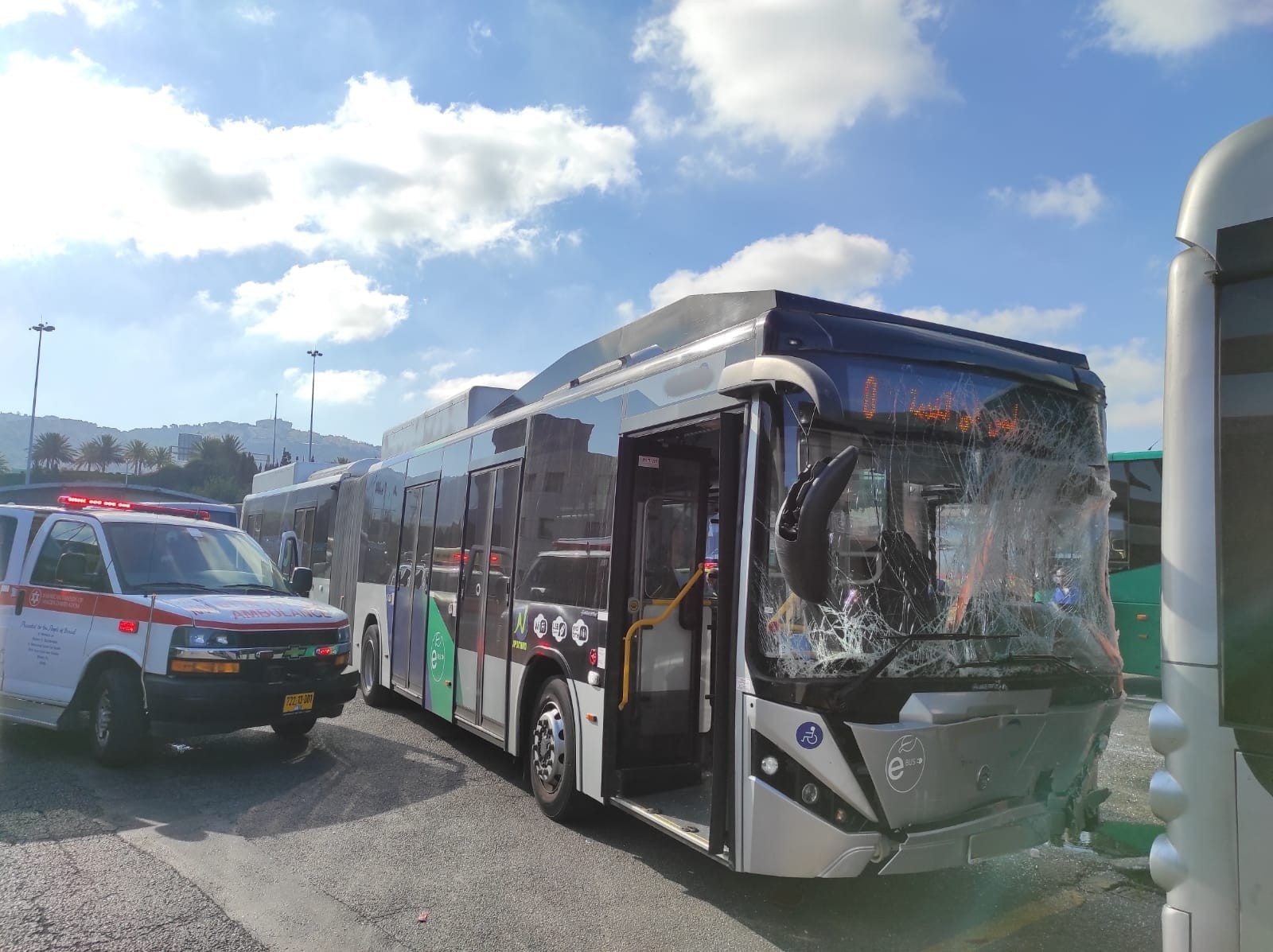 חיפה: הולך רגל כבן 48 נפגע מאוטובוס - מצבו קשה