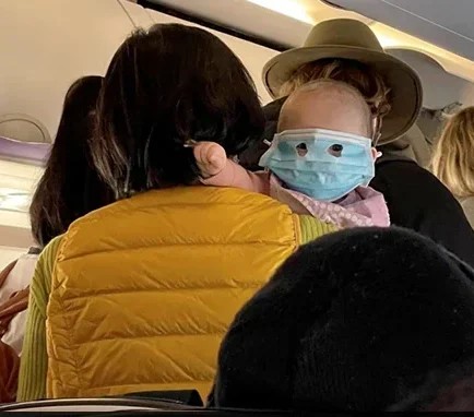 התמונה שעוררה סערה: התעללות בילדים או סיבה טובה לצחוק?