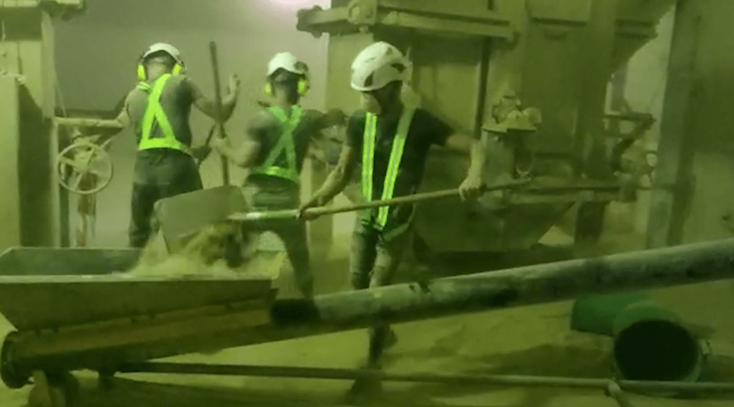 "כמו כורי פחם": העובדים בבית דגון. צילום: אורנית פורן סויסה