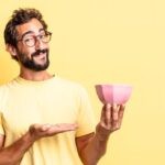 תשכחו ממה שהכרתם: זו השיטה הפשוטה להוריד מדבקות מכלי חדש