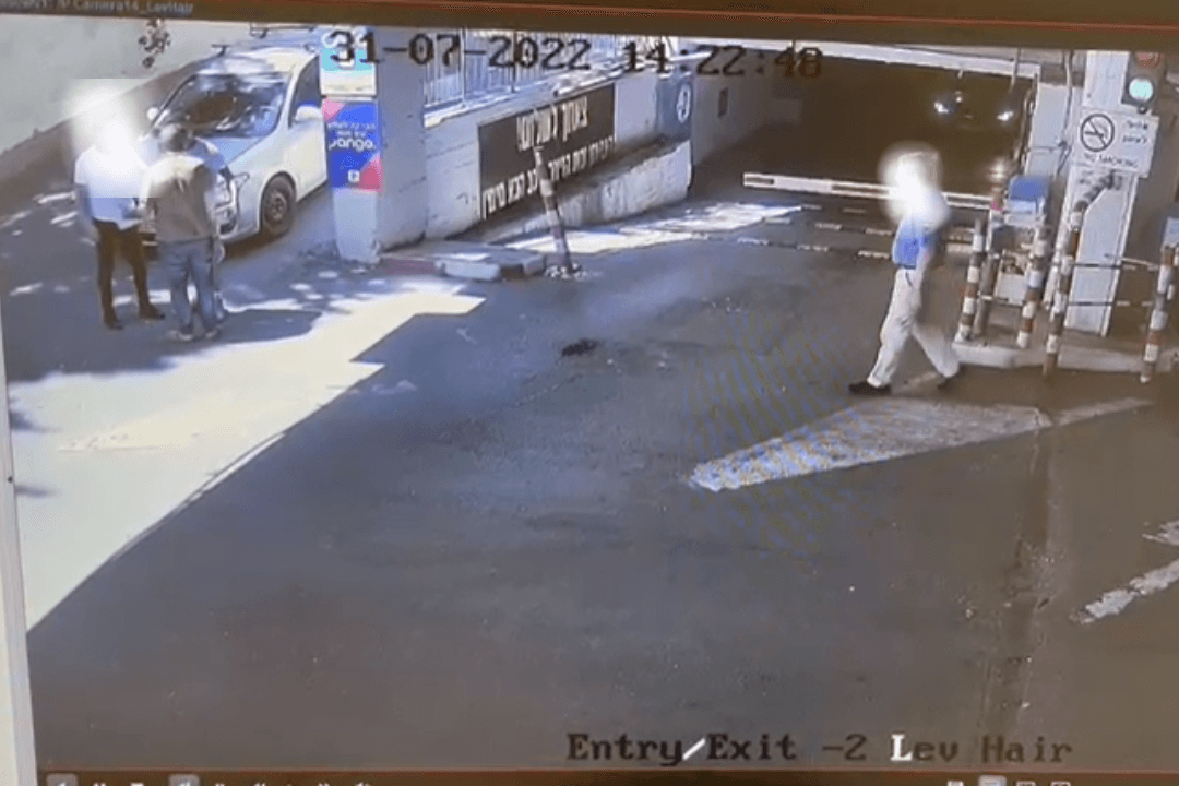 תיעוד: שני צעירים הכו מנהל חניון בהרצליה - כך זה נגמר