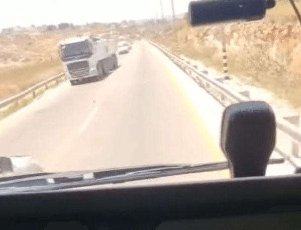 עקיפה מסוכנת: רגע לפני המשאית - נכנס ברגע האחרון | צפו