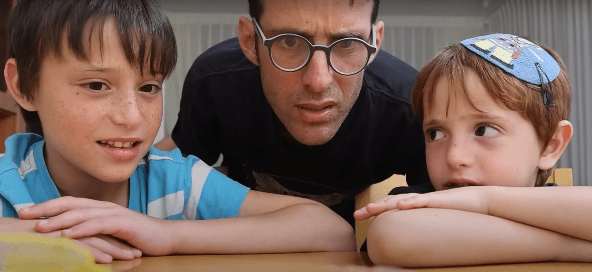 פתרון קורע: מה עושים כשהילדים רוצים את אותו הדבר? | צפו