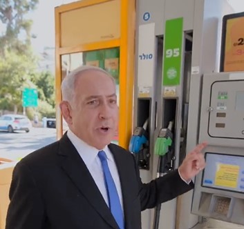 "הייתי חייב להגיע בעצמי": מה חיפש נתניהו בתחנת דלק אקראית?