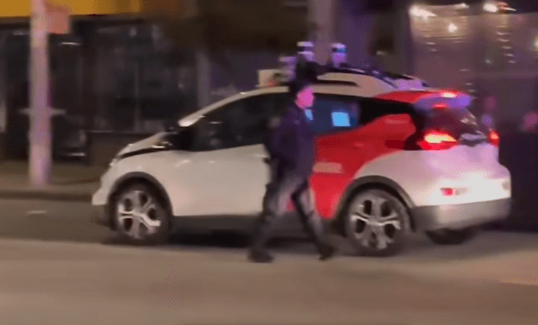 קבוצת מכוניות אוטונומיות חסמה צומת בסן פרנסיסקו - זו הסיבה