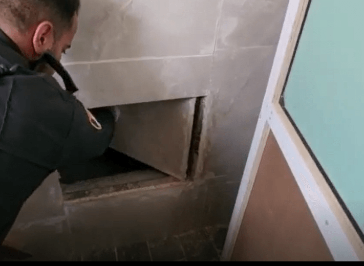 השוטרים נדהמו: החשוד ברח לסליק - דרך המקלחת | תיעוד